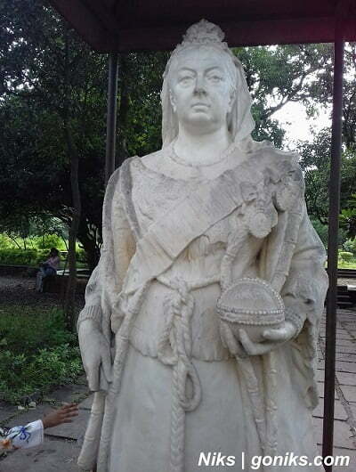 statue at lal bagh palace indore